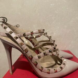 PATENT ROCKSTUD CAGED PUMP 100MM
$ 1,190.00